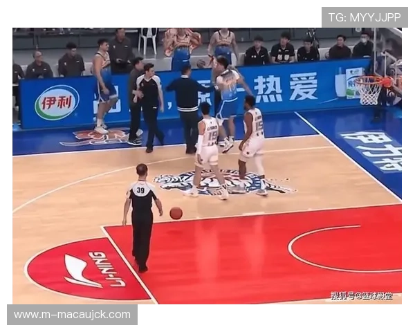 赵睿因不满判罚冲撞裁判遭停赛 球员信任危机正在加剧